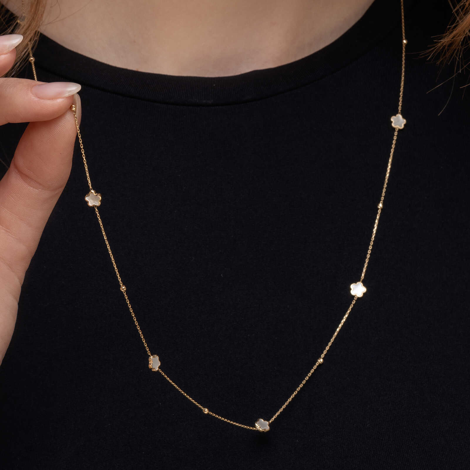 שרשרת זהב עם פרחים משובצים צדף