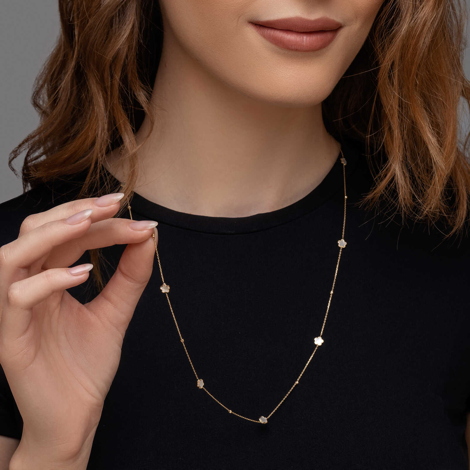 שרשרת זהב עם פרחים משובצים צדף