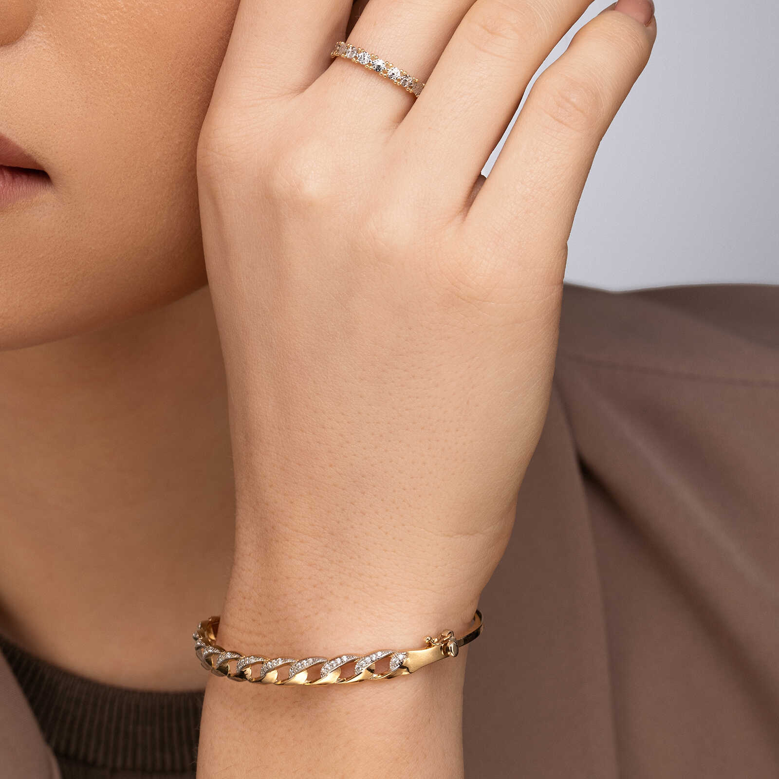 צמיד זהב קשיח עם חוליות בשיבוץ זירקונים