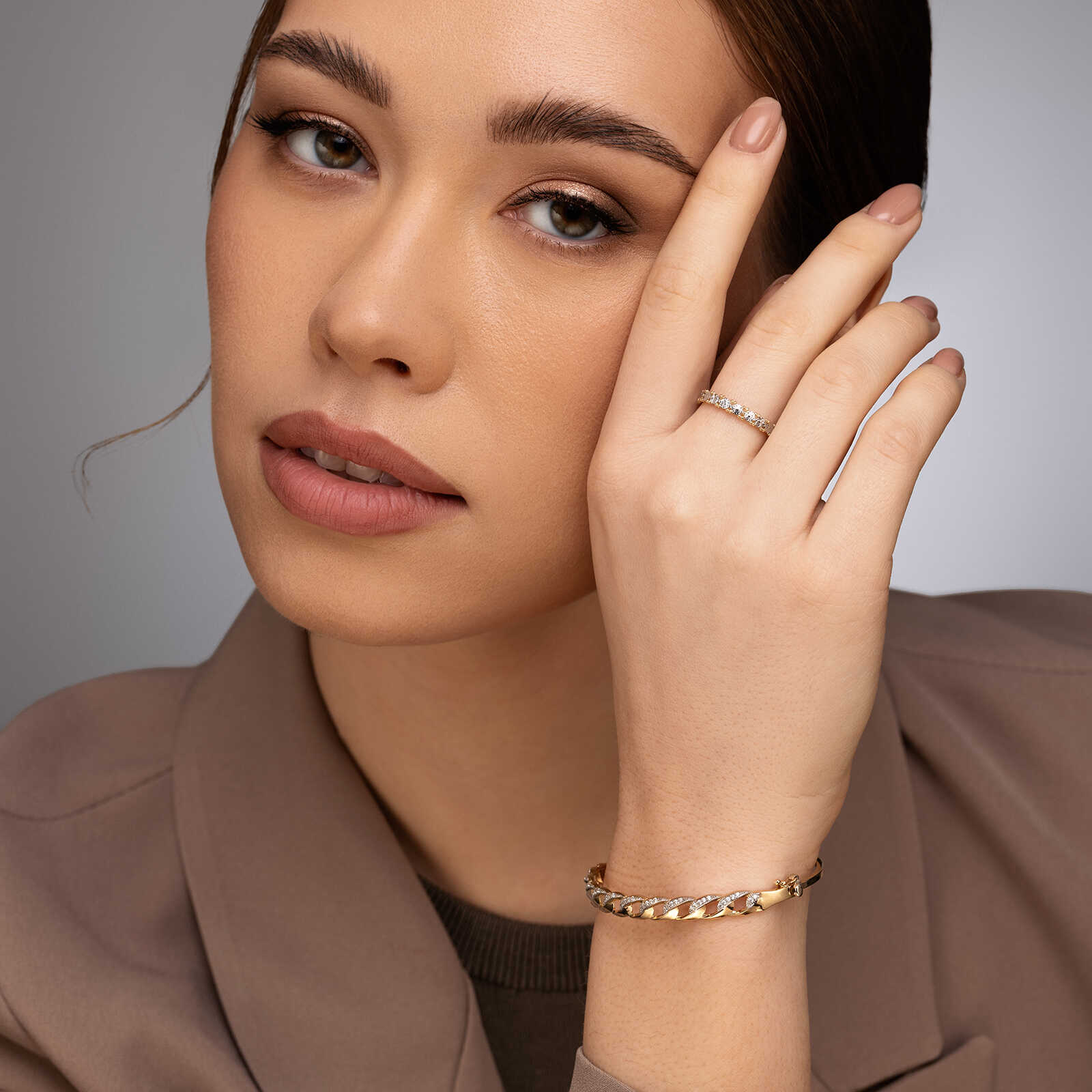 צמיד זהב קשיח עם חוליות בשיבוץ זירקונים