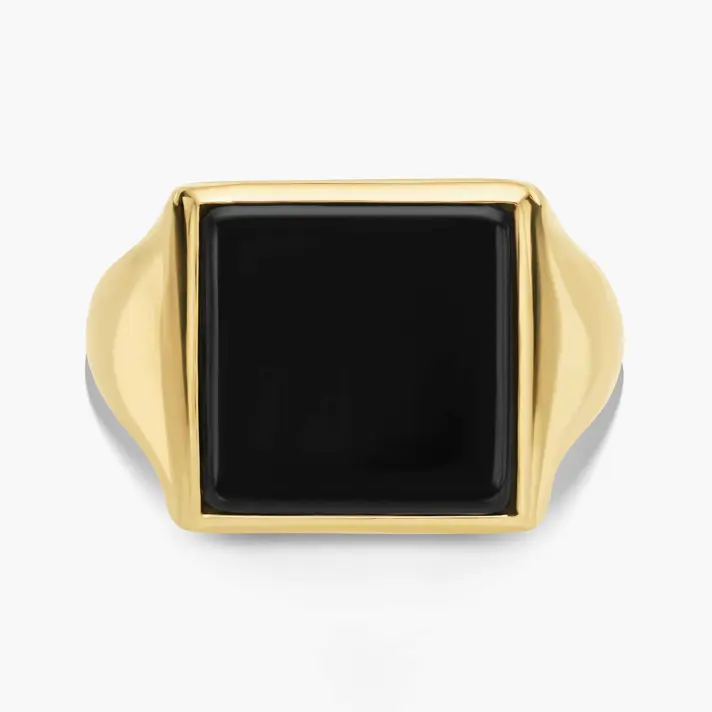 טבעת זהב מסדרת Black עם אבן אוניקס מרובעת
