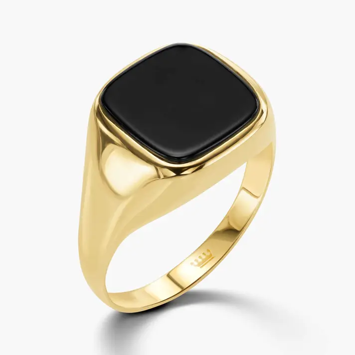 טבעת זהב מסדרת Black עם אבן אוניקס מרובעת