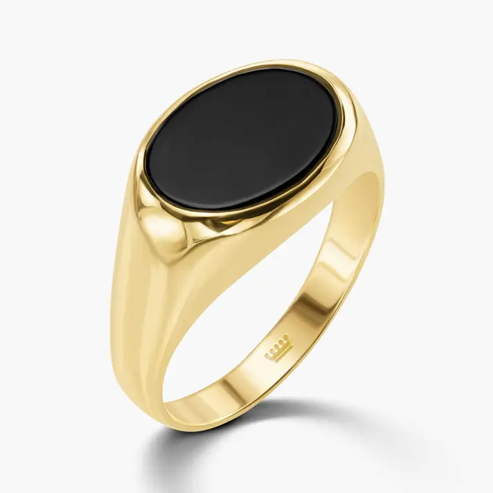טבעת זהב מסדרת Black עם אבן אוניקס אליפסית