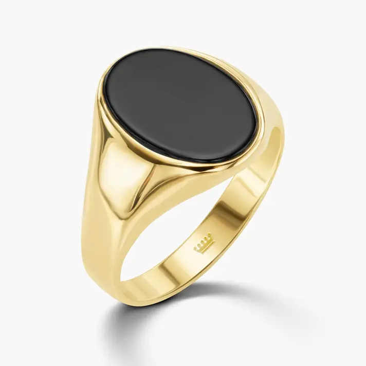 טבעת זהב מסדרת Black עם אבן אוניקס אליפסית