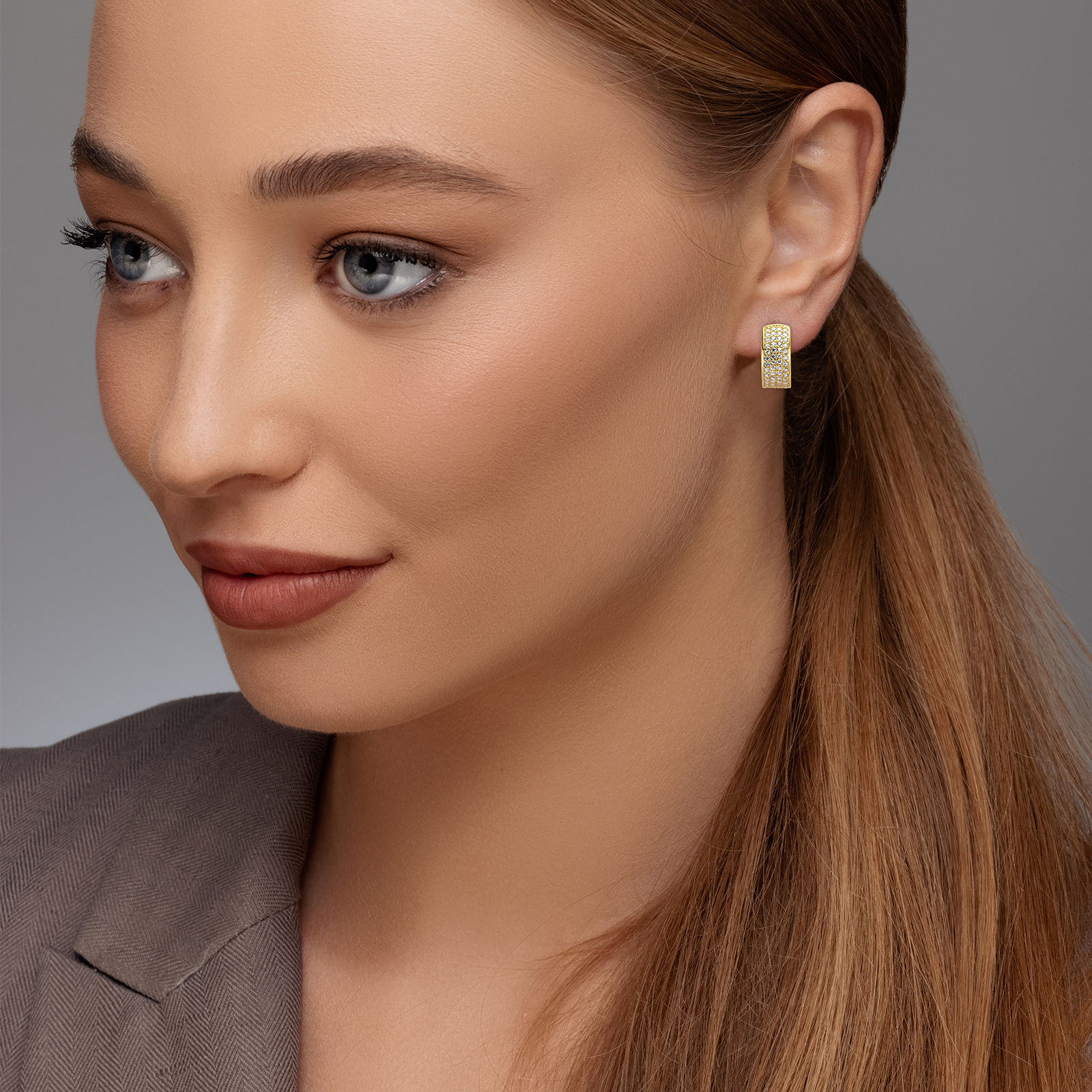 עגילי זהב משובצים זרקונים בקוטר 1.5 ס"מ