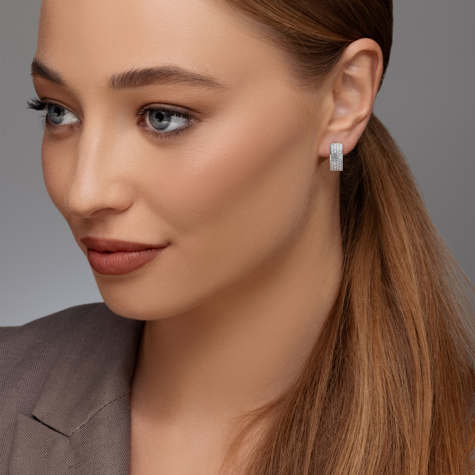 עגילי זהב לבן משובצים זרקונים בקוטר 1.5 ס"מ