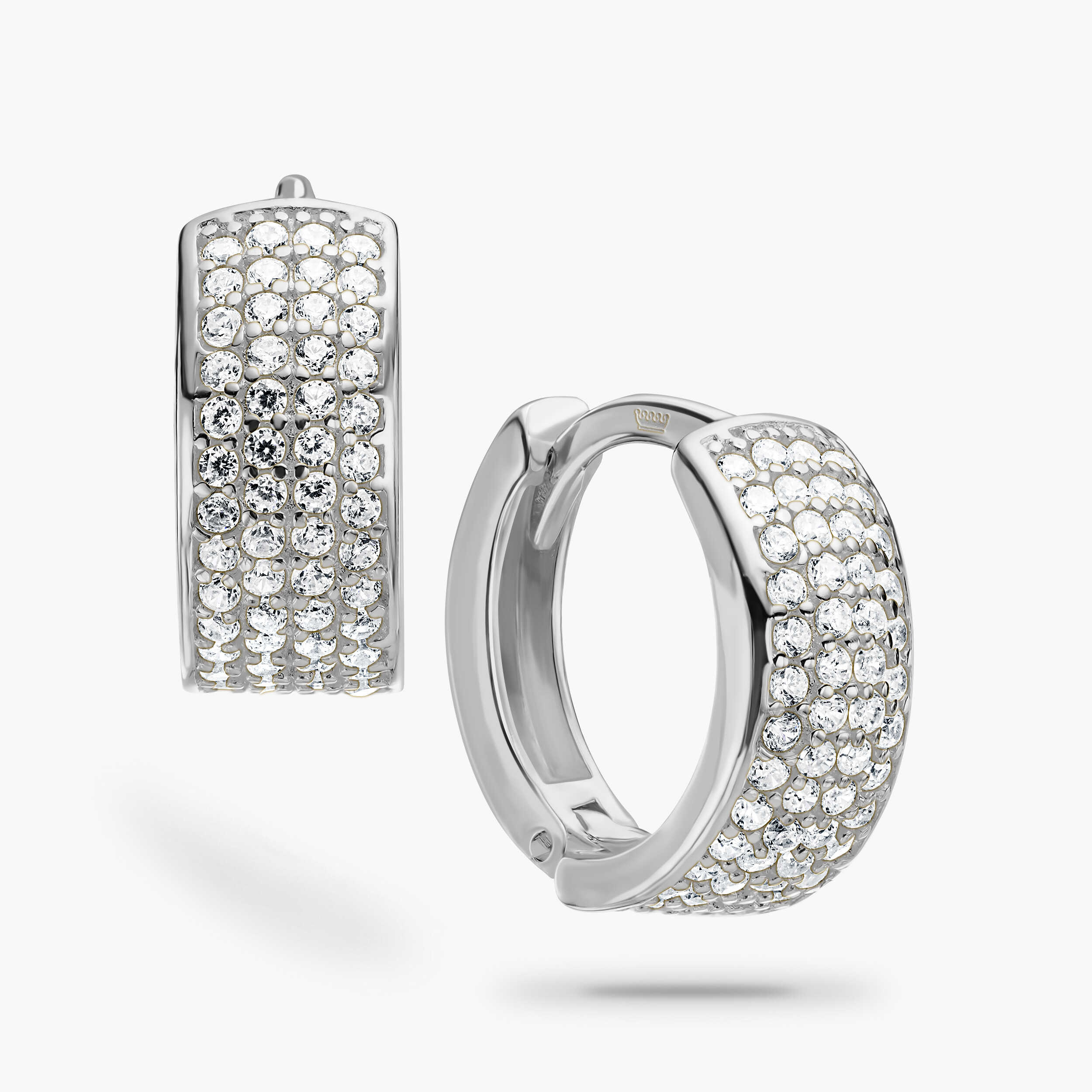 עגילי זהב לבן משובצים זרקונים בקוטר 1.5 ס"מ