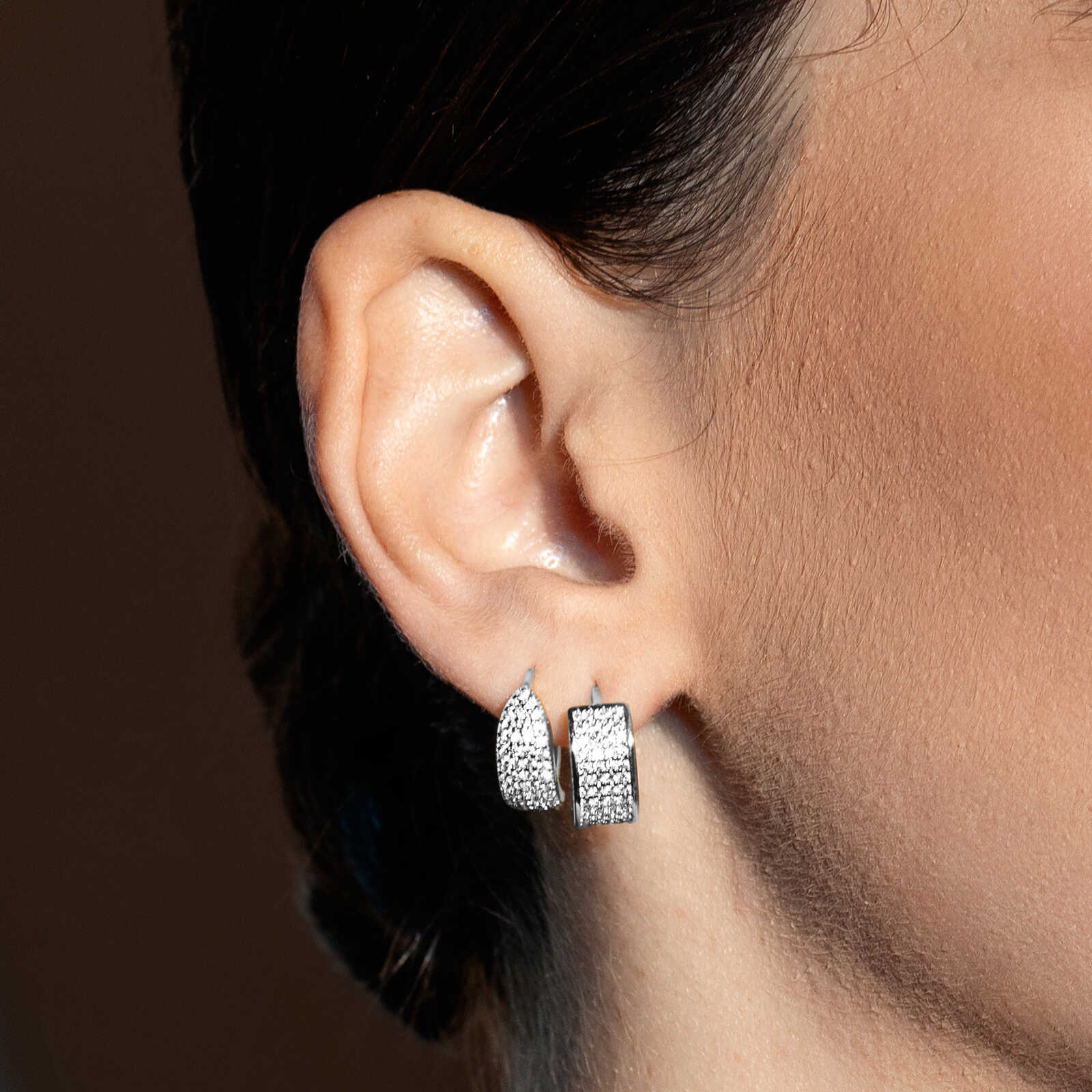 עגילי חישוק מזהב משובצים זירקונים