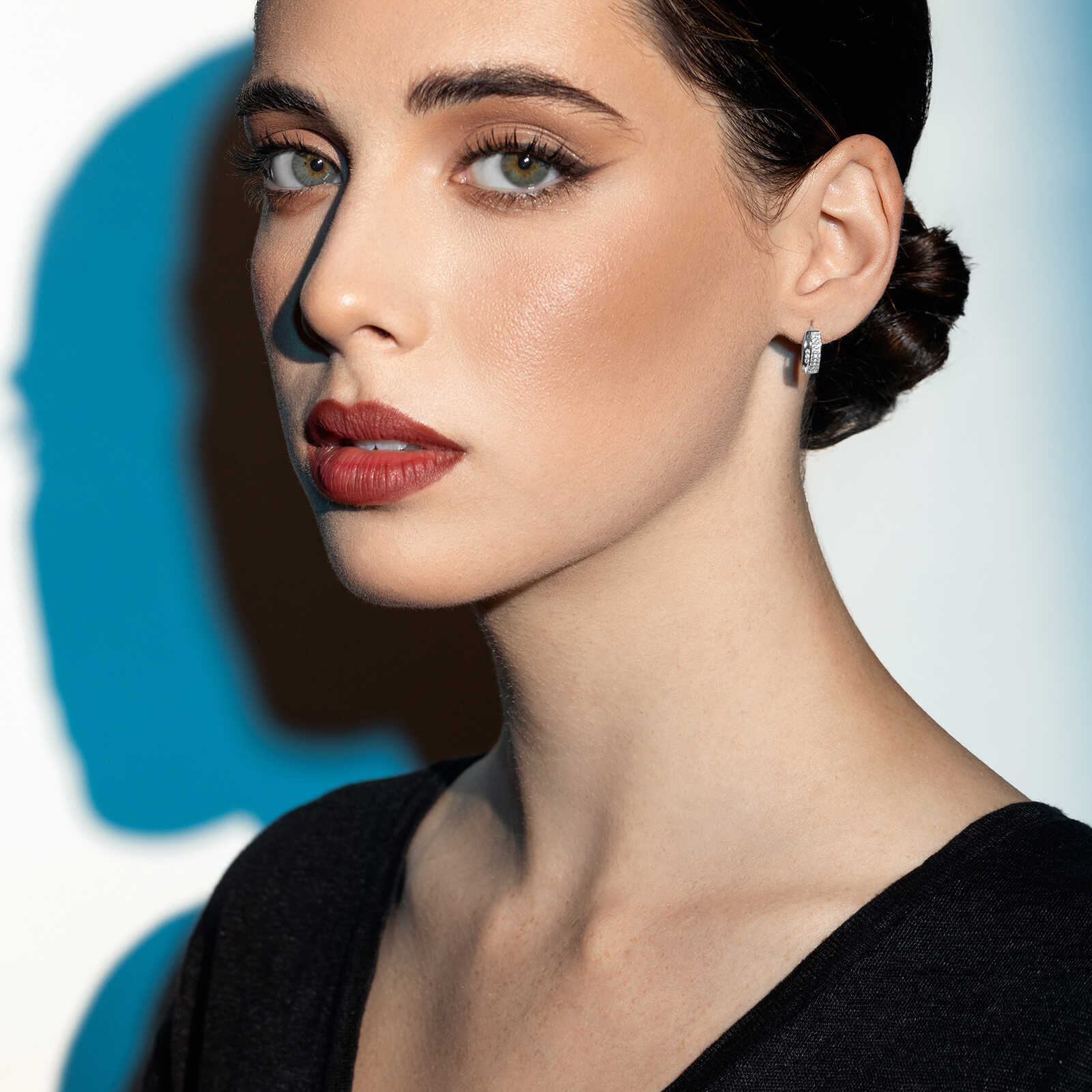 עגילי חישוק מזהב משובצים זירקונים