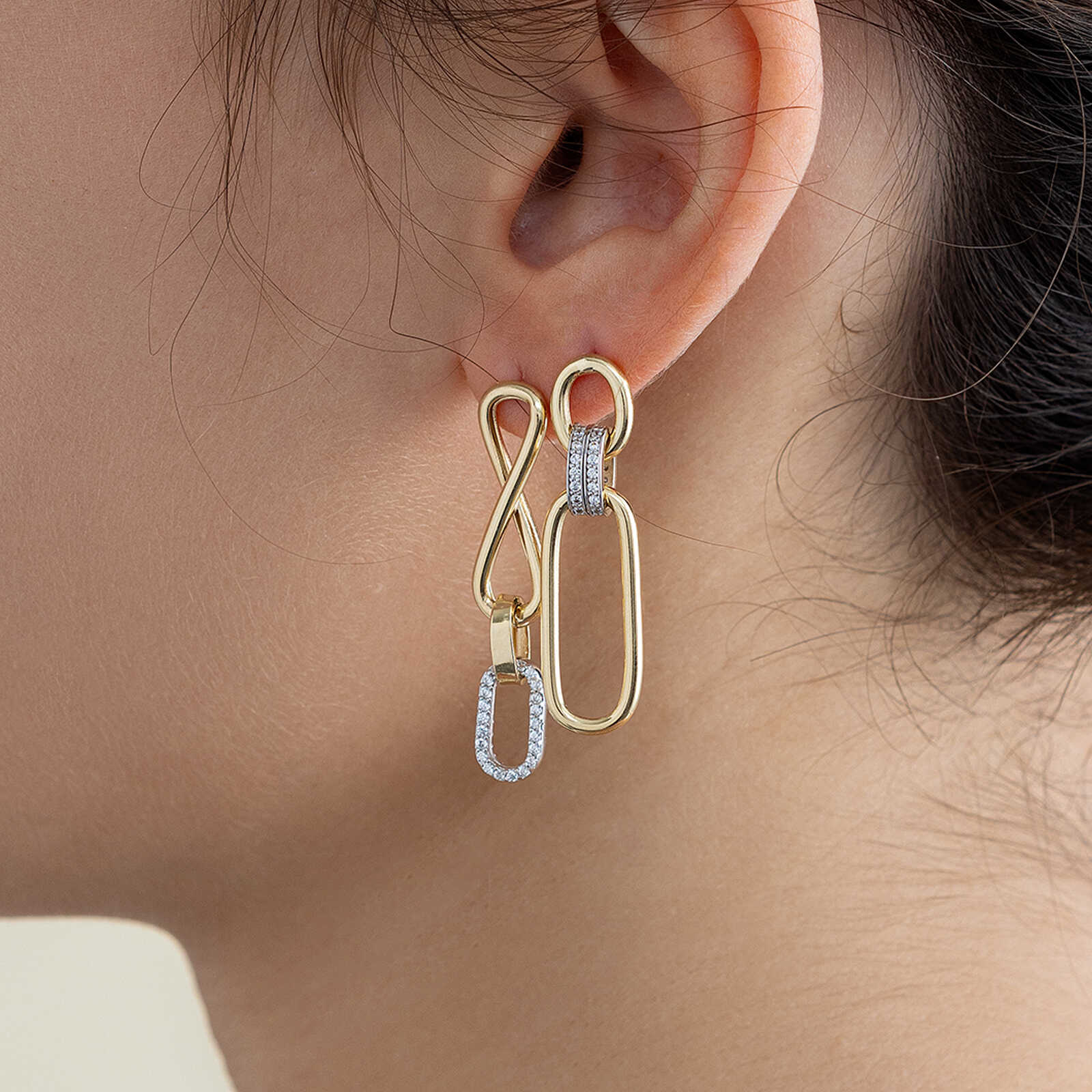 עגילי זהב 14K מחוליות בשיבוץ זרקונים נוצצים