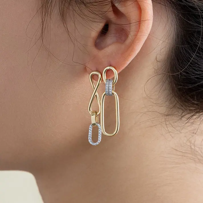 עגילי זהב 14K מחוליות בשיבוץ זרקונים נוצצים