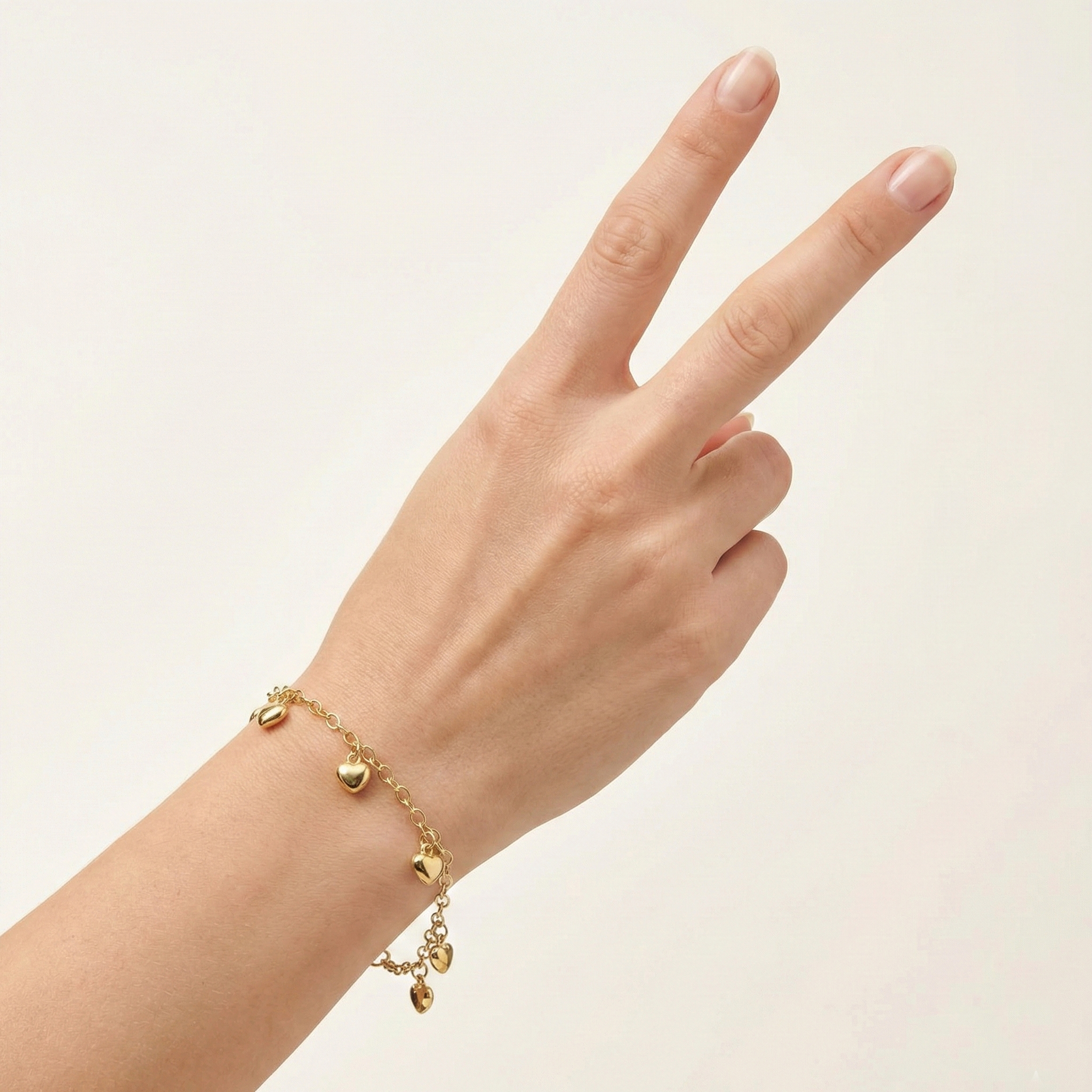 צמיד זהב עם צ'ארמים לבבות