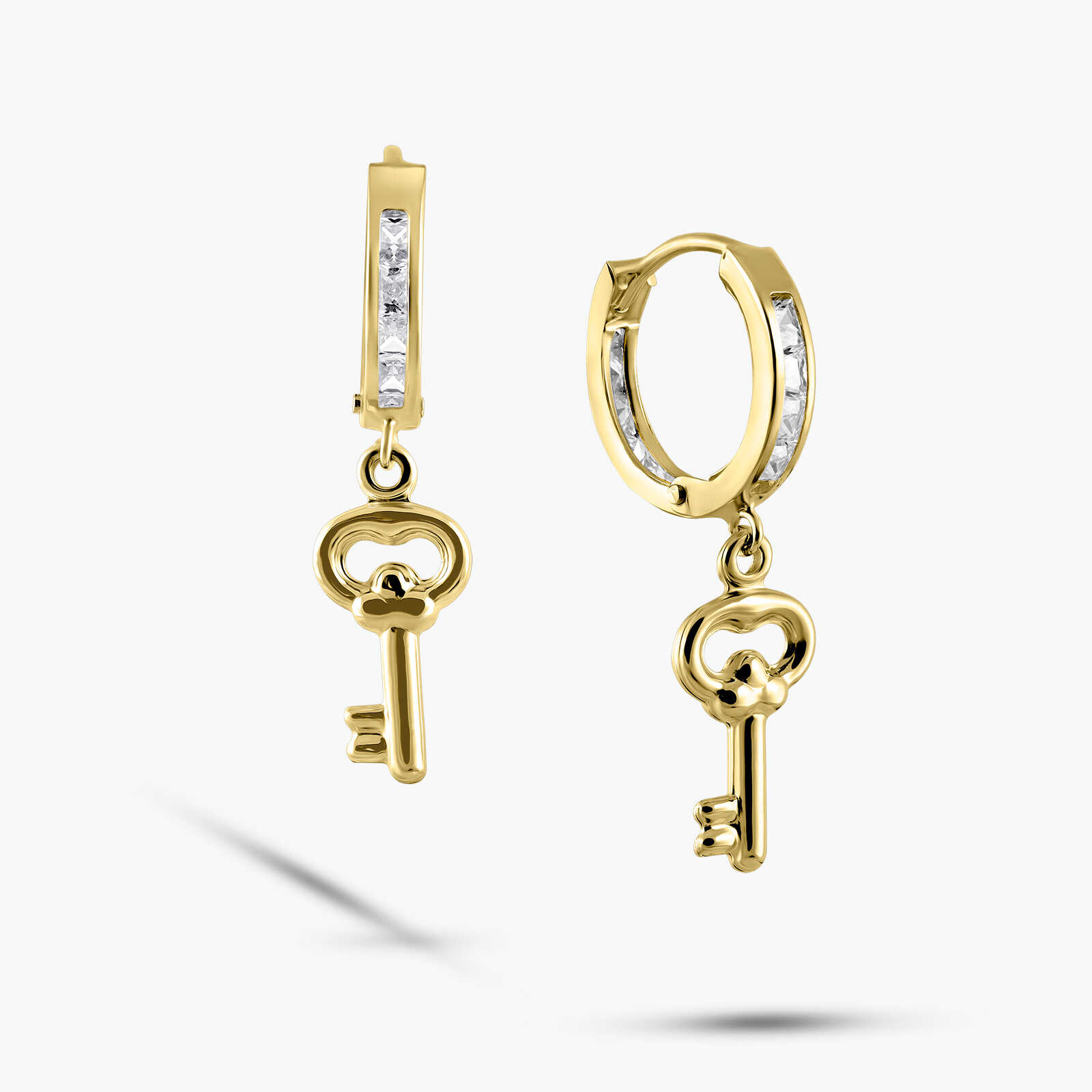 עגילי חישוק מזהב 14K עם מפתח בשיבוץ זרקונים