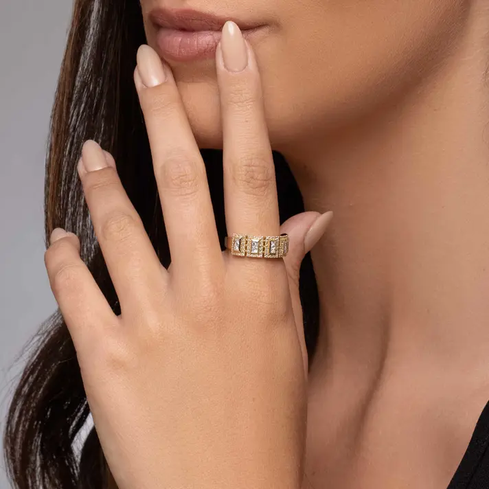 טבעת זהב משובצת יהלומי פרינסס