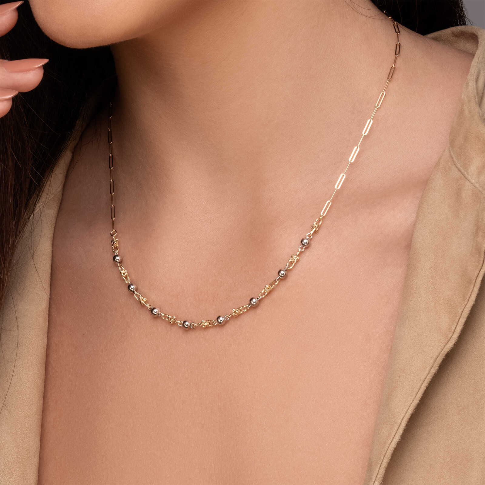 שרשרת זהב המשלבת חולוית שונות בשילוב כדורי זהב לבן