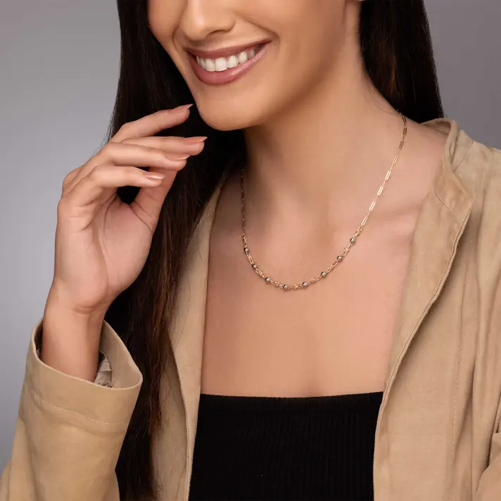 שרשרת זהב המשלבת חולוית שונות בשילוב כדורי זהב לבן