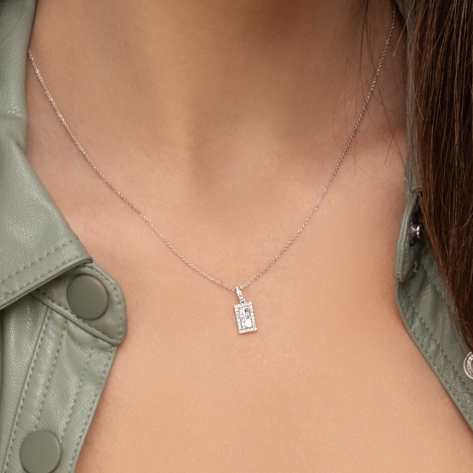 תליון זהב מלבני בשיבוץ יהלומים