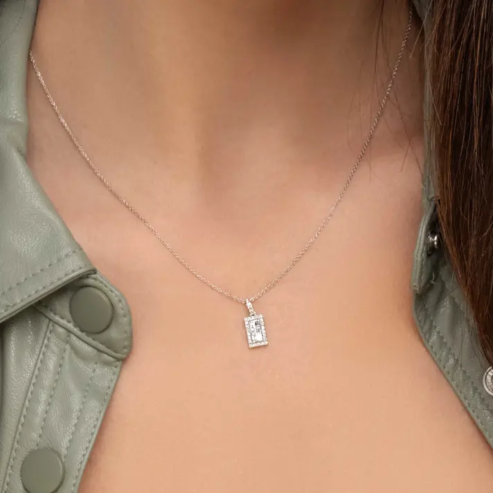 תליון זהב מלבני בשיבוץ יהלומים