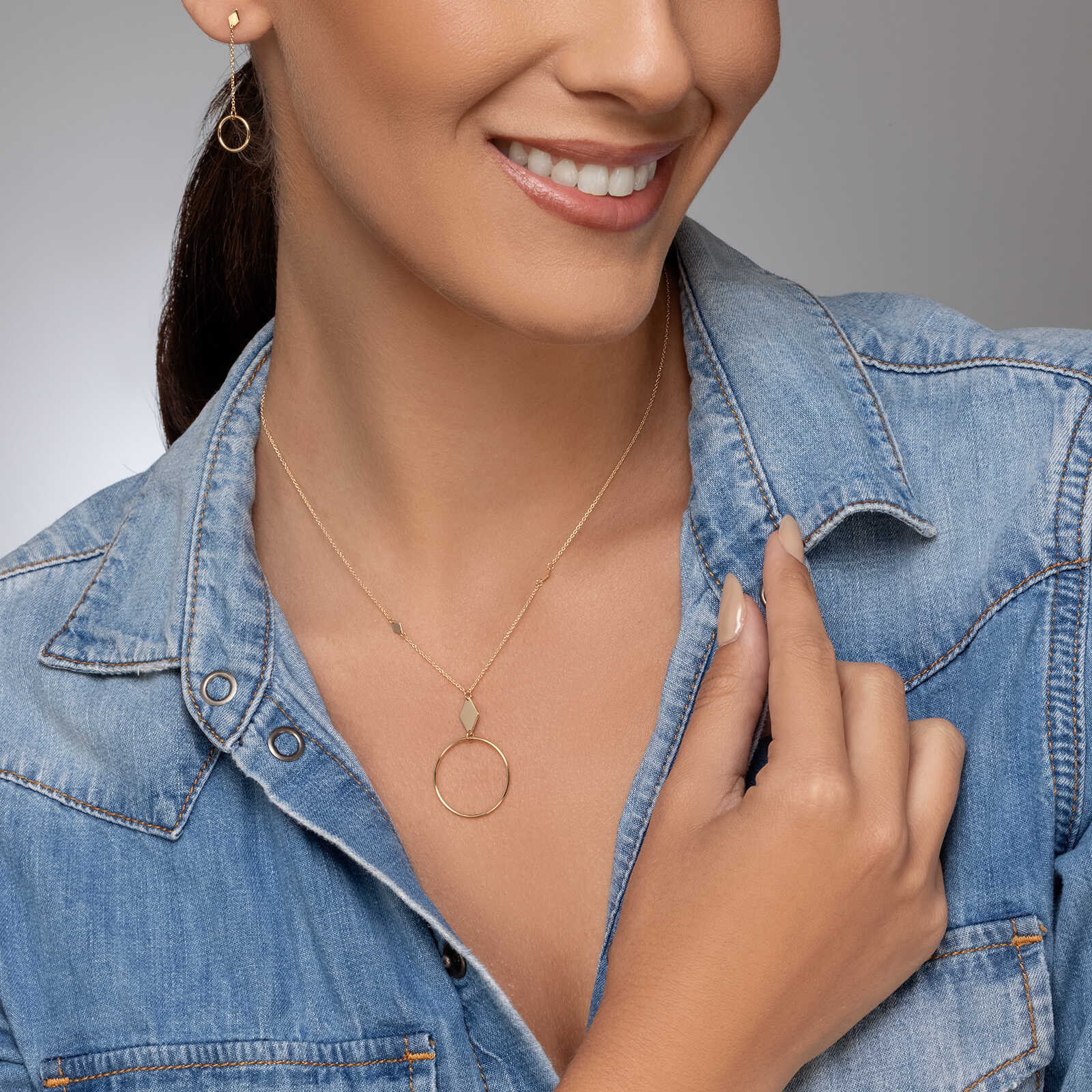 שרשרת ותליון זהב בצורת חישוק