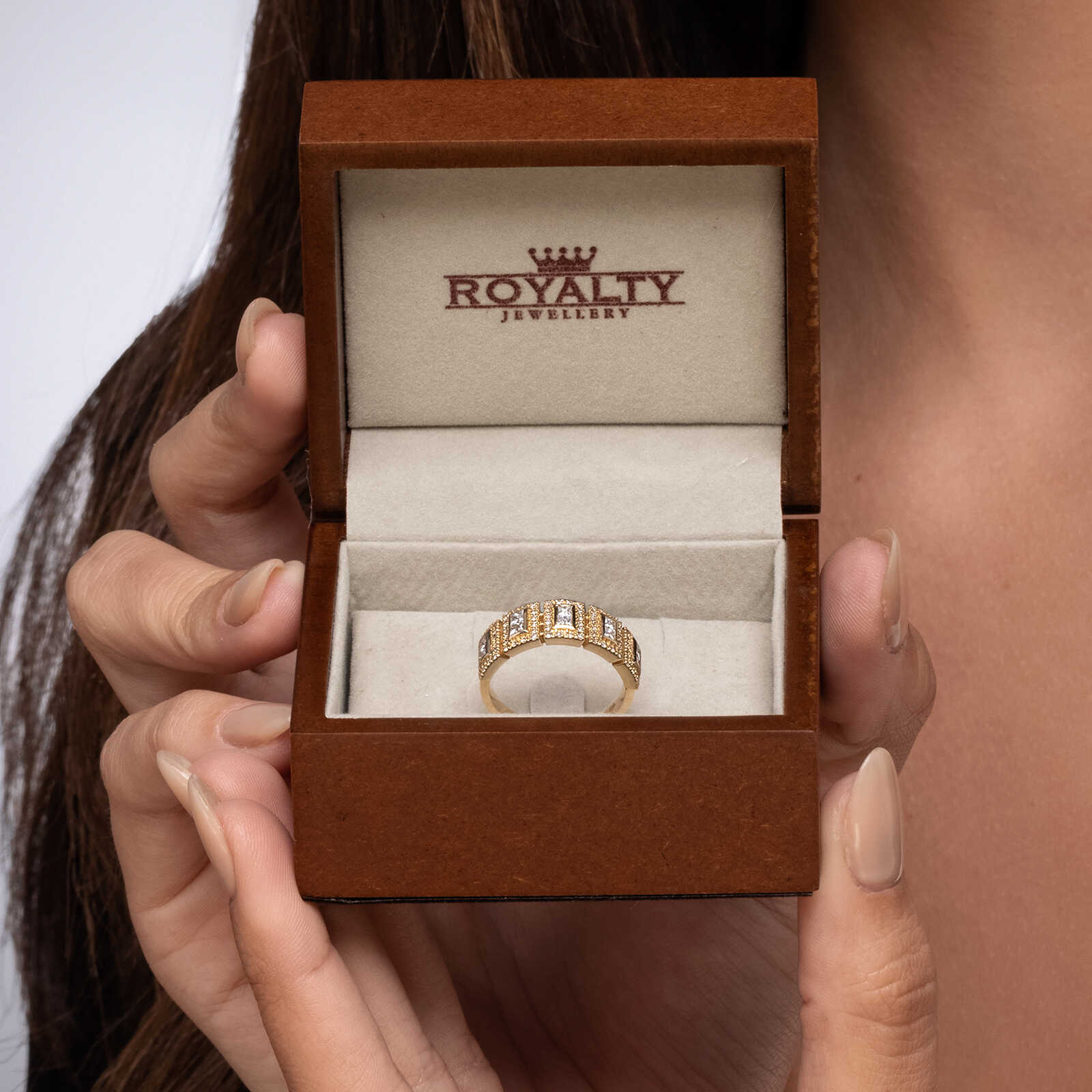 טבעת זהב משובצת יהלומי פרינסס