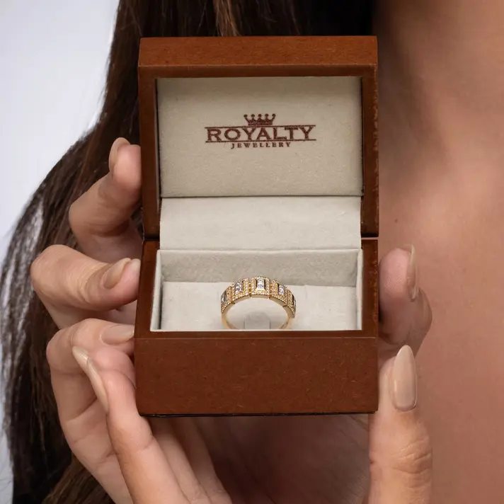 טבעת זהב משובצת יהלומי פרינסס