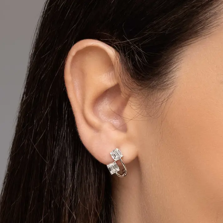 עגילי זהב חצי חישוק  בשיבוץ יהלומי באגט