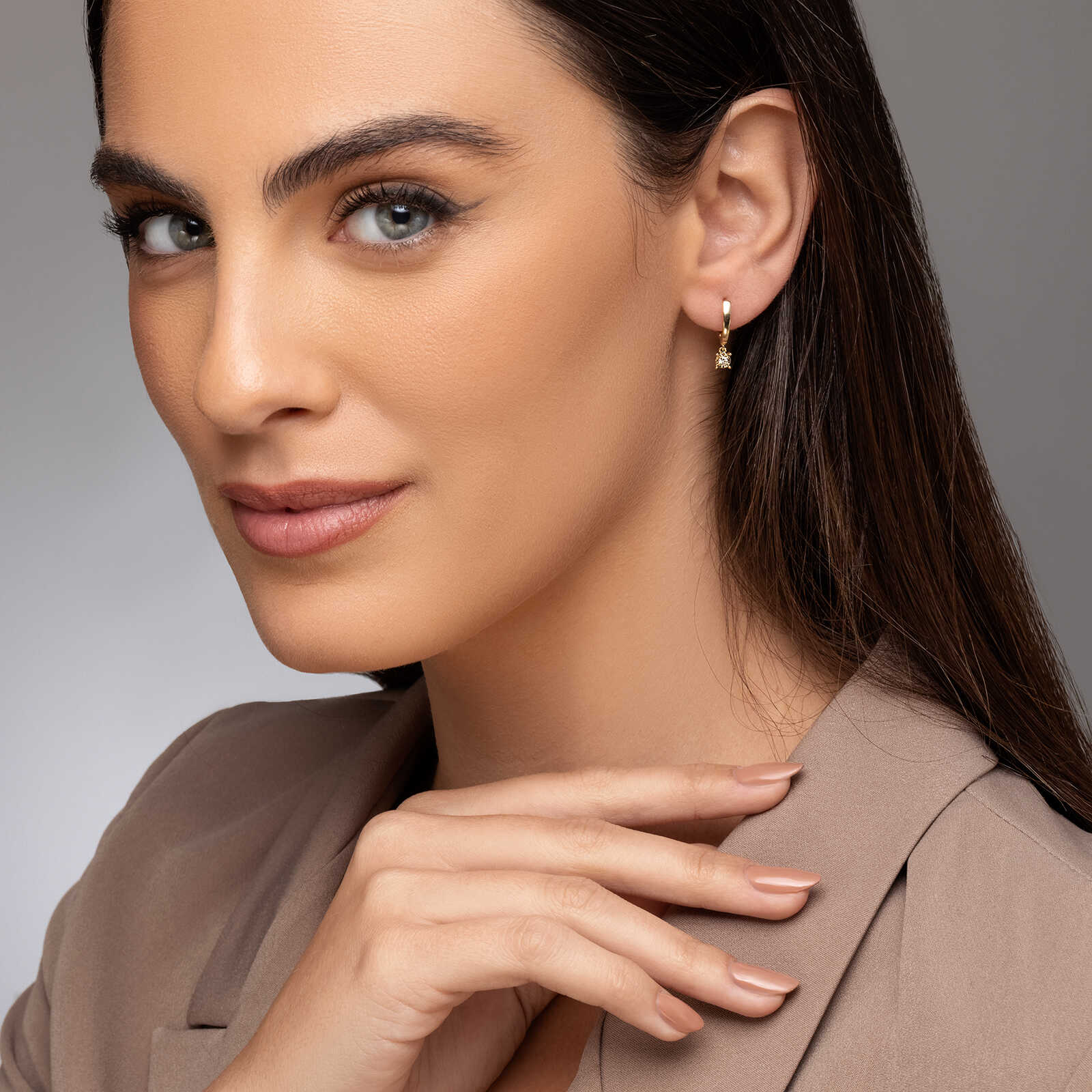 עגילי זהב עם יהלומים תלויים