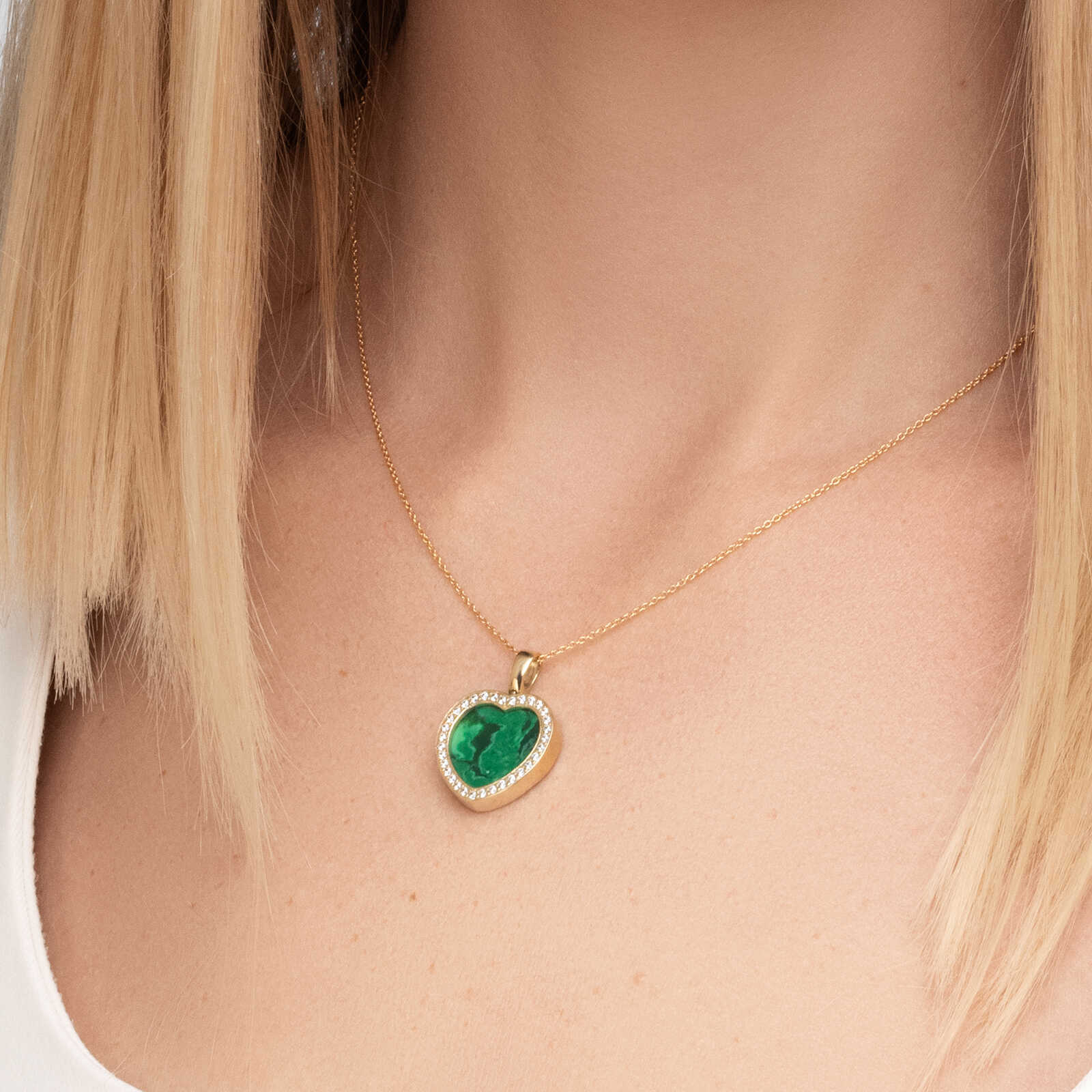 תליון לב זהב משובץ אבן מלכיט מוקפת וזרקונים