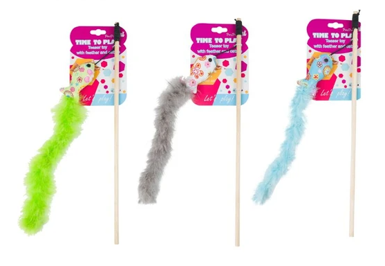 משחק לחתול חכה עם דג ונוצה